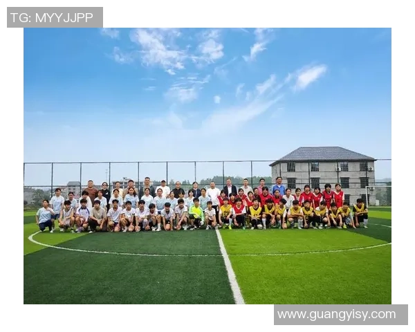 足球明星齐聚一堂 联手亮相精彩合影呈现绿茵场风采